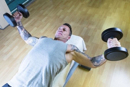 How To Do Flat Bench Dumbbell Flyes 21 37136161 s