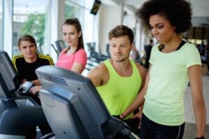 12 Ways to Tell if Your Personal Trainer is a Waste of Money 1 trainer